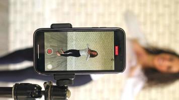 latin woman influencer maakte haar dansvideo met een smartphonecamera. om video te delen met sociale media-applicatie