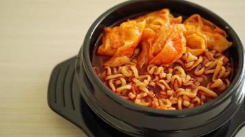 macarrão instantâneo coreano com bolinhos - estilo de comida coreana video