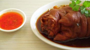 joelho de porco estufado ou perna de porco estufada - estilo de comida asiática video