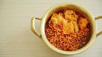 macarrão instantâneo coreano com bolinhos - estilo de comida coreana video