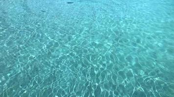 lindo fundo de ondulação de água azul brilhante video