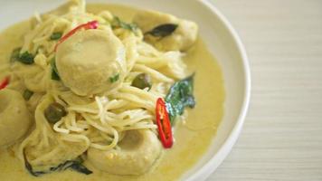 Reisnudeln mit grünem Curry und Fischbällchen - thailändische Küche