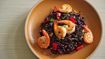 stir-fried black spaghetti with garlic and shrimps video