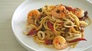 spicy spaghetti seafood - Stir fried spaghetti with shrimps, squid and chilli video