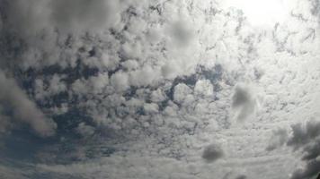 witte wolken en lucht video