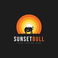 silueta toro puesta de sol en espacio negativo logo vector