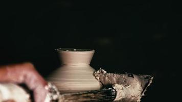 arte trabajando en un taller de cerámica cerrar detalle