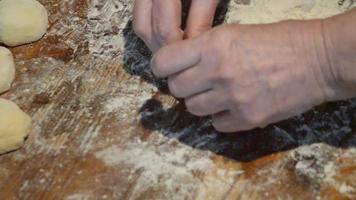 cuisiner des blancs maison avec de la viande sur pâte levée video