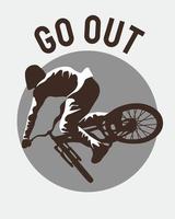 silueta de un ciclista. diseño personalizado de camiseta de motociclista.