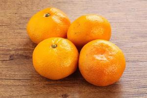 mandarina amarilla jugosa madura fresca foto