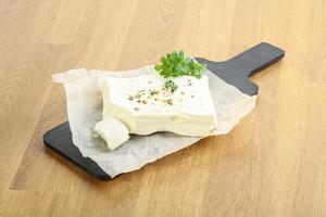 queso feta griego sobre tabla foto