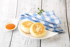 tartas de queso al horno con mermelada de frutas foto