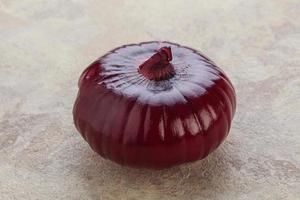 cebolla roja madura para cocinar foto