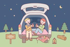 una pareja está acampando en el maletero de un coche. fondo de naturaleza nocturna.