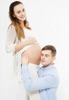 caucásico, pareja europea esperando embarazo retrato de estudio foto