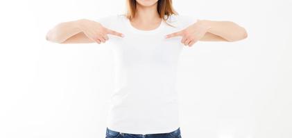 diseño de camisetas, concepto de personas - primer plano de una mujer joven con camisa blanca, frente aislado. maqueta de plantilla para impresión de diseño. copie el espacio foto