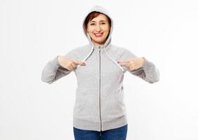 hermosa mujer gris sudadera con capucha maqueta, mujer señalada con capucha gris, plantilla para su propio diseño, chica con capucha gris en blanco sobre fondo blanco foto