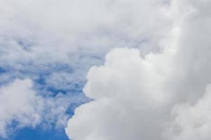 cielo azul y nubes en la mañana foto