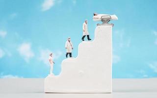 Foto conceptual simple, mini figura de médicos y enfermeras mini figura de evacuación de pacientes infectados