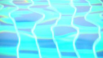 Zusammenfassung und Hintergrund der Bewegungswelle des Pools. mit bild unter dem pool der fliesenblauen farbe. video