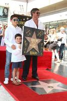 los angeles 22 de agosto, adam silverman, eric cowell, simon cowell en la ceremonia de la estrella de simon cowell en el paseo de la fama de hollywood el 22 de agosto de 2018 en los angeles, ca foto