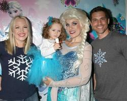 los angeles 26 de noviembre, adrienne frantz, amelie bailey, imitador de elsa, scott bailey en la segunda fiesta de cumpleaños de amelie bailey en una residencia privada el 26 de noviembre de 2017 en studio city, ca foto