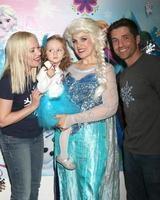 los angeles 26 de noviembre, adrienne frantz, amelie bailey, imitador de elsa, scott bailey en la segunda fiesta de cumpleaños de amelie bailey en una residencia privada el 26 de noviembre de 2017 en studio city, ca foto