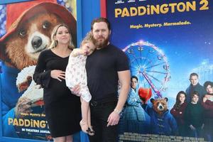 los angeles 6 de enero, aj hebilla, familia en el estreno de paddington 2 us en el teatro del pueblo el 6 de enero de 2018 en westwood, ca foto