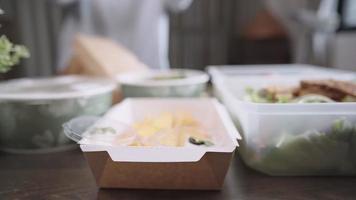 conceito de entrega de comida, comida feminina derramando na mesa de jantar prepare-se para o almoço, receitas de menu para viagem, estilo de vida moderno de conveniência, batatas fritas e salada, nutrição alimentar saudável dieta de baixas calorias video