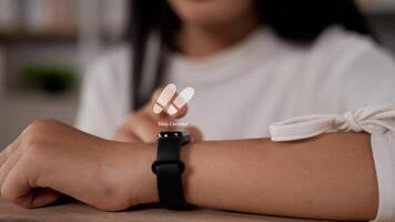 gros plan bracelet de remise en forme vue de face d'une femme appuyant sur les boutons de la montre intelligente et regardant l'équipement d'entraînement technologie d'application surveiller la technologie de jogger de gadget actif. projection du concept d'écran ar visible. video