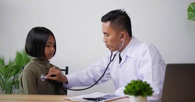 retrato de un médico asiático profesional con bata médica blanca. anteojos de doctor haciendo una llamada de conferencia y mirando la cámara. consultando al paciente a distancia en línea por cámara web. concepto de telemedicina. video