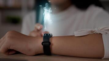 gros plan bracelet de remise en forme vue de face d'une femme appuyant sur les boutons de la montre intelligente et regardant l'équipement d'entraînement technologie d'application surveiller la technologie de jogger de gadget actif. projection du concept d'écran ar visible. video