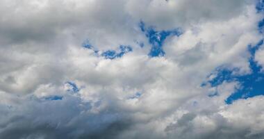 Zeitraffer des schönen blauen Himmels bei reinem Tageslicht mit geschwollenen, flauschigen weißen Wolkenhintergrund. erstaunliches Fliegen durch schöne dicke, flauschige Wolken. natur- und cloudscape-konzept. video