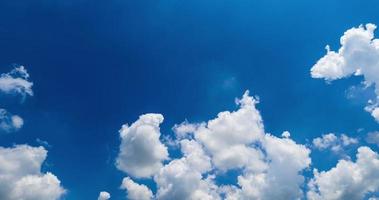 timelapse av vacker blå himmel i rent dagsljus med pösiga fluffiga vita moln bakgrund. fantastiskt flygande genom vackra tjocka fluffiga moln. natur och molnlandskap koncept. video