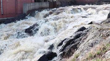 stürmischer bergfluss zwischen steinen. mächtiger Flusslauf. brodelndes und schäumendes Wasser in Bergen. gefährliche Frühjahrsflut, Klimawandel. video