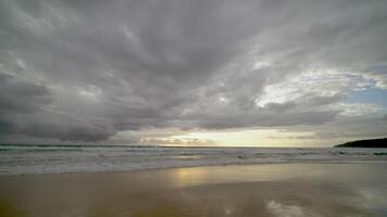 blå havssandstrand och vattenytastruktur. skummande vågor med himmel. vacker tropisk strand. fantastisk sandstrand med vita havsvågor. natur, havsbild och sommar koncept. video