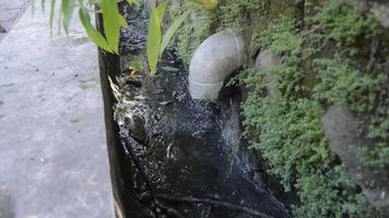 alcantarillado doméstico. tubería de drenaje a la alcantarilla.