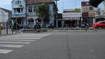 tranquilla strada cittadina e pochi veicoli di passaggio video