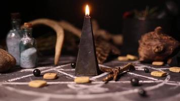 las velas de magia negra se queman. humo en el fondo de los atributos mágicos del arte negro. concepto de Halloween. video
