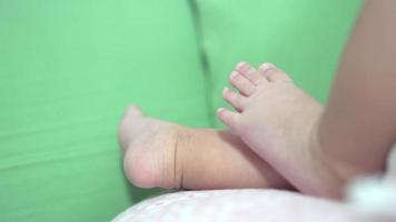 close-up van de kleine voetjes van de baby. schattig, klein onschuldig nieuw kind op de eerste dag van het leven. moederdagconcept. video