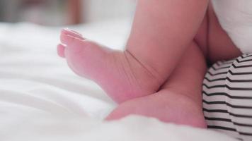 Nahaufnahme der kleinen kleinen Füße des Babys. entzückendes, kleines unschuldiges neues Kleinkind am ersten Lebenstag. Muttertagskonzept. video