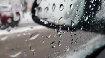 jour de pluie dans une voiture. gouttes de pluie coulant sur la vitre d'une voiture et d'autres voitures qui passent video