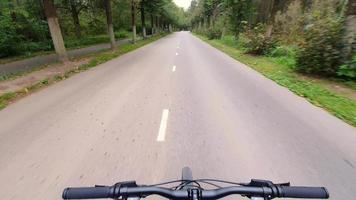 Fahren mit dem Mountainbike auf der Straße ohne Hände. Sichtweise 4k-Video video