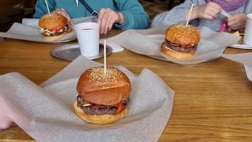 mangiare hamburger caldo e delizioso nel ristorante video