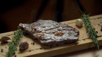 heißes leckeres Beefsteak auf einem Holzschneidebrett video