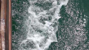 Nahaufnahme auf dem See Genezareth Wasser von einem Boot aus video