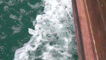 Nahaufnahme auf dem See Genezareth Wasser von einem Boot aus video