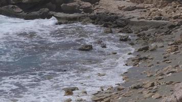 ondas quebrando na costa de cesarea maritima, israel video