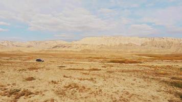 vista lateral off road 4wd veículo dirigindo em paisagem deserta com bela paisagem vashlovani do cáucaso