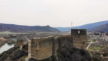vista aérea de alejamiento bebris - hito histórico de la fortaleza tsikhe en mtskheta video